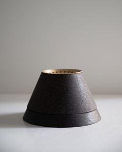 เตาเผาเครื่องหอมแบบหล่อขึ้นรูปทันสมัย พร้อมถาดโลหะฉลุลายสีทอง ที่วางธูปแบบมินิมอลสำหรับธูปกรวยและถ่าน ของตกแต่งบ้าน ของขวัญสำหรับชาวอ่าวอาหรับ - Product Image 4