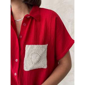 Camisa de Lino para Mujer Topshow con Aplique de Bolsillo Rojo, Blusas y Camisas de Lino Crudo al por Mayor - Product Image 2