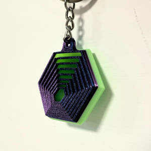 "Llavero colgante geométrico hexagonal impreso en 3D en púrpura y verde fluorescente" - Product Image 1