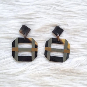 Pendientes de Cuerno de Búfalo Hechos a Mano de la Mejor Calidad al por Mayor, Joyería Moderna con Piel Natural para Mujeres y Niñas, 100% Natural y Ecológica - Product Image 1