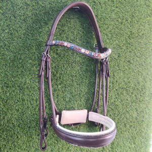 Brida de caballo de cuero teñido de tambor vegetal de calidad superior con banda de Nariz de patente y brazaletes de diamantes de imitación - Product Image 5