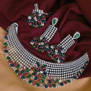 ชุดเครื่องประดับเพชรสังเคราะห์เซอร์คอนพร้อมต่างหูที่เข้าคู่กับ Tikka สำหรับใส่ไปปาร์ตี้สำหรับผู้หญิง - Product Image 1