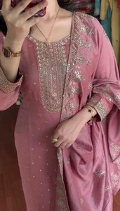Vêtements pour dames et filles de couleur rose pour bébé prêt-à-porter Collection de robes de mariage et de fête de style islamique avec étole - Product Image 2