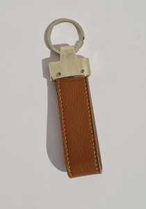 Porte-clés en cuir PU de style classique fait à la main avec porte-clés en acier inoxydable et argent - Product Image 4