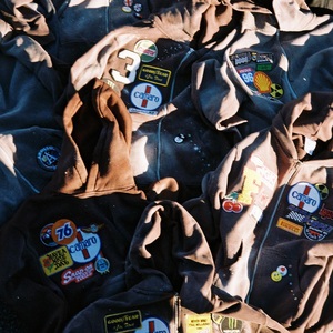 เสื้อฮู้ดดี้ปักลายแบบกำหนดเองสำหรับฤดูหนาว ผู้ผลิต OEM ผ้าฝ้ายฟลีซหนานุ่ม เป็นมิตรกับสิ่งแวดล้อม ระบายอากาศได้ดี ปักลายแบบเย็บติด สไตล์สตรีทแวร์ - Product Image 2