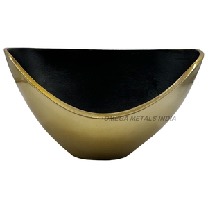 Bol au design géométrique en métal argenté de qualité supérieure Finition à facettes élégante Accent décoratif moderne pour table à manger et décoration intérieure - Product Image 4