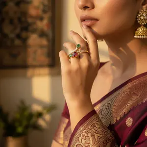 Anillo de Diseño Romántico Chapado en Oro Hecho a Mano para Mujer con Piedras Preciosas Naturales de Rubí y Esmeralda, Material de Platino, Piedra Tallada - Product Image 1