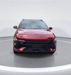 SUV Kona N Line 2024 d'occasion, conduite à gauche, intérieur foncé, sièges en cuir, pneus R19, transmission automatique, toit ouvrant, LED - Product Image 2