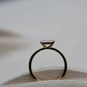 แหวนหมั้นเพชรโมอีส1กะรัตมรกตขนาดเล็กวงโซลิแทร์1.6มม. ละเอียดอ่อนมีการรับรองกรงเล็บตะวันออกตะวันตกสี่อัน - Product Image 5