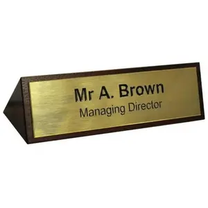 Placa de nombre de marca con diseño de logotipo de metal personalizado en metal con calidad duradera con placa de nombre acabada elegante a precios asequibles - Product Image 3