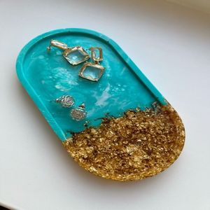 Elégant plateau de service en résine au design moderne fabriqué à la main, idéal pour les fêtes, les réunions de famille ou les occasions de cadeaux - Product Image 6