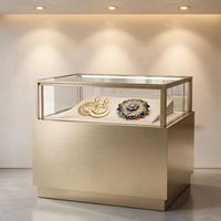 Vitrine de présentation suspendue personnalisée en acier inoxydable de luxe moderne pour boutique haut de gamme et hall d'exposition