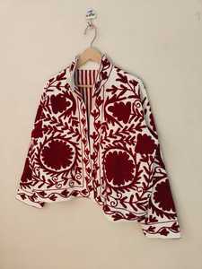 Veste Suzani rouge brodée à la main, motif floral, style folklorique, courte, bohème, faite à la main, vêtement ethnique, veste en velours Suzani - Product Image 3
