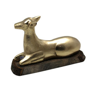 Latón EPL acabado aluminio y madera Navidad decorativa elegante cabra con base de madera rectangular para decoración del hogar - Product Image 1