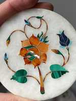 Ensemble de sous-verres en marbre indien faits à la main avec incrustations de malachite, lapis-lazuli et nacre, 6 sous-verres avec support