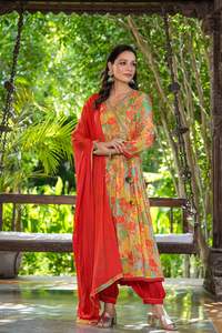 Style moderne à la mode lourd et beau pantalon Chinon Kurti le plus tendance avec Dupatta avec travail imprimé au prix de gros - Product Image 4