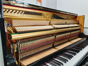 Piano Vertical Yamaha U1G Usado, Color Negro, Piano Acústico Japonés de Segunda Mano para Músicos Profesionales, Suministro de Fábrica - Product Image 5