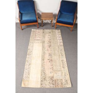 Alfombra pequeña vintage de patchwork de 3.8x6.9 pies (115x210 cm), geométrica turca beige con elementos florales. - Product Image 1