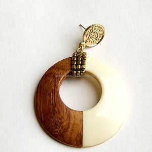 Boucles d'oreilles créoles rondes en résine d'acacia de créateur moderne avec diamant en résine et perle pour les fêtes et les mariages. - Product Image 4