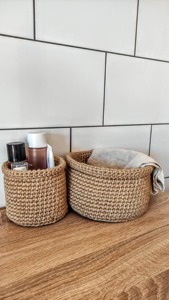 Panier en macramé brun pour un rangement élégant à la maison, organisation de la salle de bain et décoration bohème moderne, vente en gros en provenance d'Inde - Product Image 3