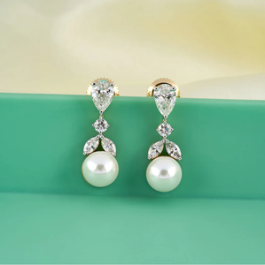 Exquisitos pendientes colgantes con perlas redondas con reflejos de diamantes para un elegante emparejamiento de guardarropa de La India - Product Image 1