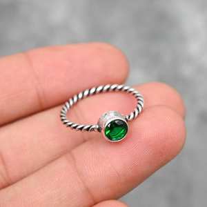 Bague en tourmaline verte, argent sterling 925, faite à la main, pierre unique, bande torsadée, bague en pierres précieuses, cadeaux de Noël pour elle - Product Image 3