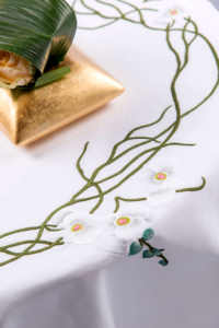 Mantel Redondo de Algodón Blanco Personalizado al por Mayor, Bordado a Mano con Flores de Orquídea, Lavable, para Uso en el Hogar, Restaurantes y Festividades - Product Image 3