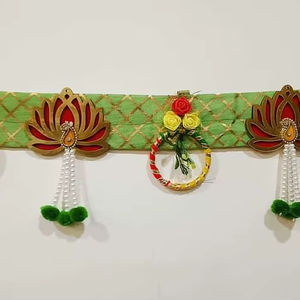 ผ้าประดับประตูงานฝีมือรูปดอกบัว โทรัน บันดานวาร์ ตกแต่งบ้าน โดดเด่นด้วยความสง่างามแบบดั้งเดิมและเสน่ห์แห่งเทศกาล - Product Image 1