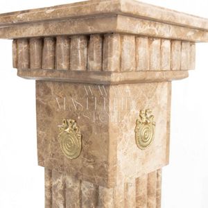 Columna de Pedestal de Mármol Beige Clásica y Elegante con Adornos de Latón para Exhibición de Esculturas y Jarrones de Flores - Product Image 4