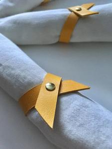 Servilletero de cuero amarillo, accesorio de Decoración de mesa elegante para comedor en casa, boda y fiesta, pieza decorativa elegante y vibrante - Product Image 2