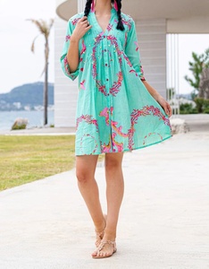 Robe mini décontractée ample à imprimé floral bohème, brodée en organza, silhouette trapèze, avec superposition transparente, col en V et manches trois quarts - Product Image 1