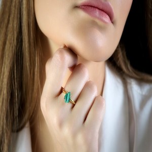 Bague design en laiton plaqué or 18 carats belle poire malachite vente en gros fournisseur de bijoux de bague de fiançailles de mariage de pierres précieuses - Product Image 2