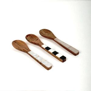 Juego de utensilios de cocina de madera de mango de Acacia natural hecho a mano Cuchara de madera con mango de resina Hecho a mano en la India - Product Image 3