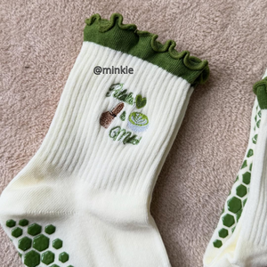 Chaussettes de yoga et de Pilates pour femmes, logo personnalisé en gros, antidérapantes, en coton, hauteur mi-mollet, avec broderie matcha, bordure à volants pour les amateurs de matcha - Product Image 3