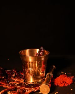 Mortero y pilón de latón de alta calidad con grabado y acabado pulido para moler café y especias manualmente, utensilios de cocina a precio económico. - Product Image 5