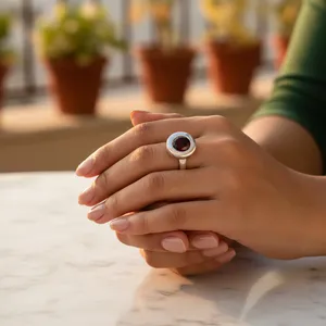 Anillo de Plata 925 con Granate, Anillo Clásico con Engaste de Bisel para Mujer, Joyería para Uso Diario - Product Image 1