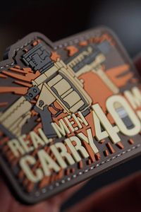 Écusson de broderie en caoutchouc 3D avec logo personnalisé de style personnalisé Fabricant chinois Écusson en PVC pour vêtements Jeans - Product Image 3