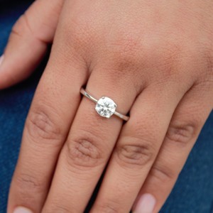 Anillo de Compromiso Minimalista de Lujo con una Sola Piedra de Moissanita Blanca, con Engaste de Garras, Plata de Ley 925, Regalo Perfecto para Ella - Product Image 5