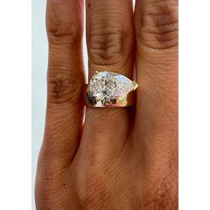Anillo de compromiso unisex Porter de oro macizo de 14k con banda de cigarro, diamante en forma de pera y perlas laterales - Product Image 5