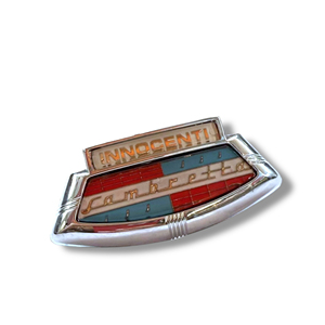 Emblema de plástico para el parachoques delantero 'Innocenti' Lambretta LI S1 + TV1 - Product Image 1