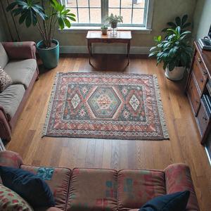 Tapis en fil abstrait PRT fait main, écologique et antidérapant pour salon et chambre à coucher |   Tapis artisanal durable et doux - Product Image 1