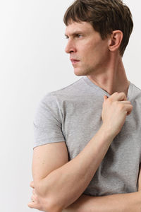 Camiseta de algodón deportiva de verano para hombre con diseño de logotipo de marca personalizado, cuello redondo de manga corta gris, peso ligero y 100% algodón - Product Image 5