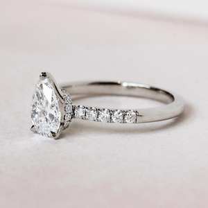 5x8มม. ลูกแพร์ตัด Moissanite แหวนหมั้นที่มีปูด้านข้างหินในการตั้งค่าง่าม | เครื่องประดับเจ้าสาวแต่งงานที่ดี - Product Image 2