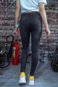 Vente en gros de pantalons en denim de haute qualité pour femmes jeans d'hiver de couleur unie avec poches latérales nouveaux modèles de mode - Product Image 4