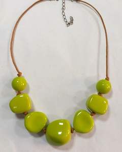 Collier de perles de résine boule style été Chaîne de corde inspirée de la plage - Product Image 1