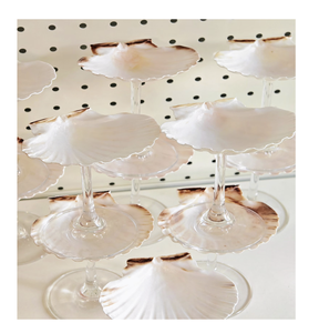 Vidrio en forma de concha marina Ideal para exhibir bebidas y estilo de mesa de lujo para el hogar - Product Image 1