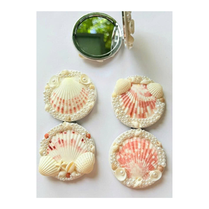 Espejo hecho a mano para uso manual con conchas marinas, perfecto para kits de belleza, monedero, regalos y artículos esenciales de maquillaje tropical - Product Image 1
