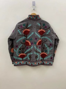 Veste en velours doux faite à la main Veste courte brodée en velours Suzani Vêtements pour femmes Manteau disponible au meilleur prix - Product Image 4