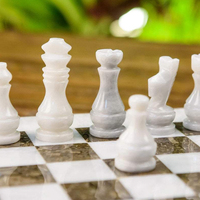 Minerals Route Jeu d'échecs en onyx naturel sculpté à la main, avec figurines d'anges sculptées robustes, plateau de jeu de luxe pour tournoi intérieur