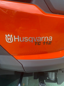 เครื่องตัดหญ้า Husqvarna Rider TC 112 /R 320X AWD ขับเคลื่อนสี่ล้อประสิทธิภาพสูง ตัดหญ้าได้อย่างทนทาน รถแทรกเตอร์สำหรับสวน ขาย - Product Image 3